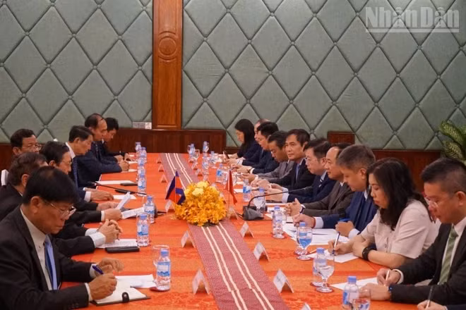 Toàn cảnh cuộc làm việc. (Ảnh: ĐINH TRƯỜNG)