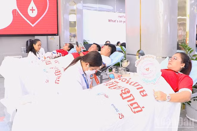 Ngày hội hiến máu năm 2025 nhận được sự hưởng ứng nhiệt tình của đông đảo người tham dự. (Ảnh: HUY VŨ)
