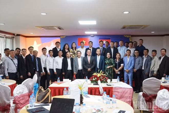 Tọa đàm là cơ hội để lãnh đạo địa phương lắng nghe trực tiếp những trao đổi, kiến nghị của các doanh nghiệp Việt Nam và Campuchia. (Ảnh: HUY VŨ)