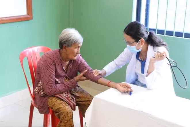 Bác sĩ Bệnh viện Chợ Rẫy-Phnom Penh khám chữa bệnh cho người dân. (Ảnh: HUY VŨ)