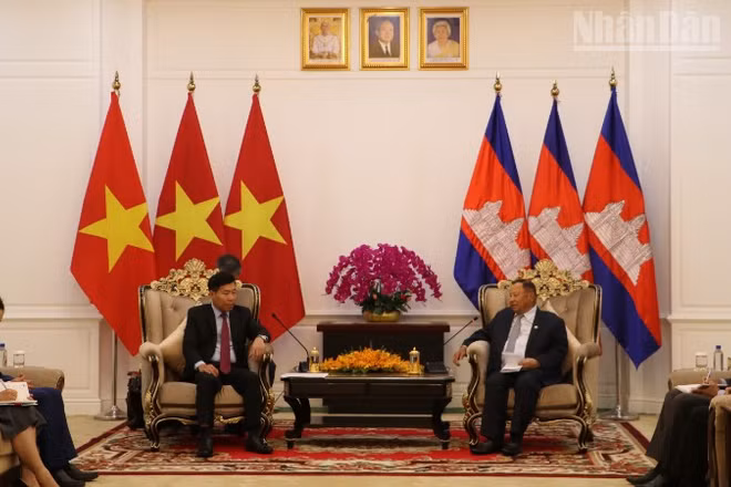 Thứ trưởng Ngoại giao Nguyễn Mạnh Cường tại cuộc gặp Phó Chủ tịch, Trưởng Ban Thường trực Ban Thường vụ Trung ương Đảng Nhân dân Campuchia Samdech Say Chhum. (Ảnh: HUY VŨ)
