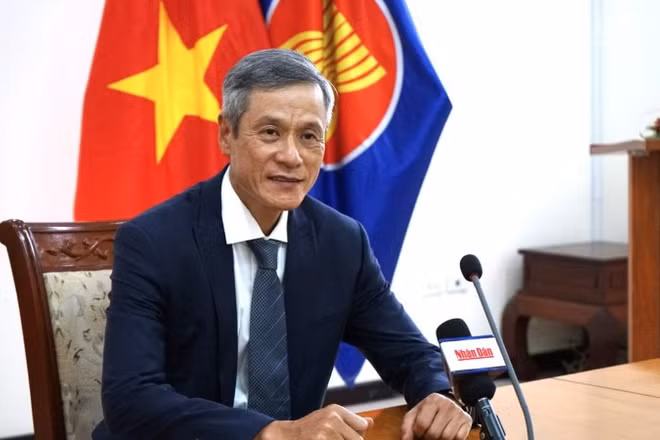 Đại sứ Việt Nam tại Campuchia Nguyễn Minh Vũ trả lời phỏng vấn Báo Nhân Dân. (Ảnh: ĐINH TRƯỜNG)