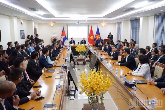 Quang cảnh buổi gặp mặt ở Đại sứ quán Việt Nam tại Campuchia. (Ảnh: ĐINH TRƯỜNG)