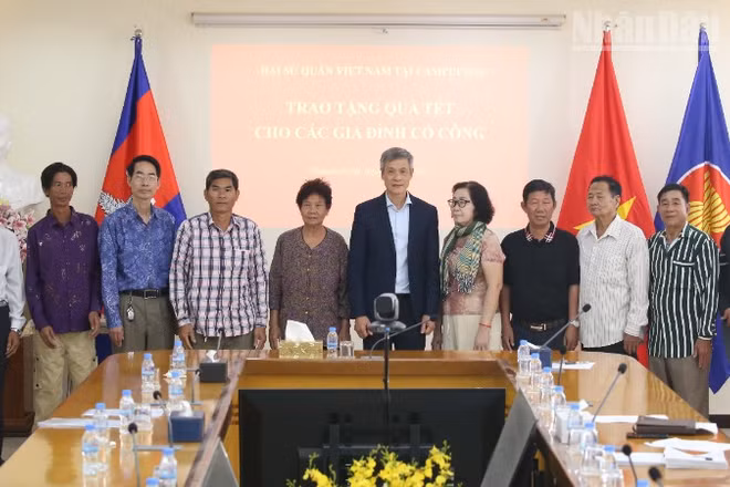 Đại sứ Nguyễn Minh Vũ chụp hình lưu niệm với đại diện các gia đình gốc Việt có công với cách mạng.