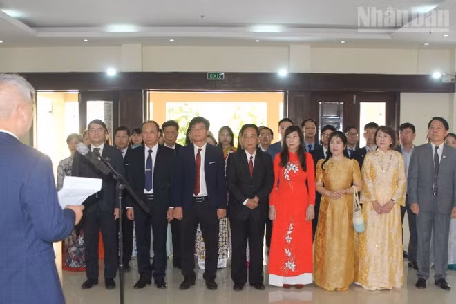 Đảng bộ tại Campuchia tổ chức Lễ kỷ niệm 136 năm Ngày sinh Chủ tịch Hồ Chí Minh trong khuôn viên Đại sứ quán Việt Nam tại Campuchia.