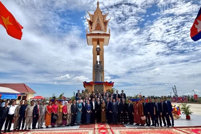 Đông đảo đại biểu Việt Nam và Campuchia tham dự lễ khánh thành. (Ảnh: ĐINH TRƯỜNG)