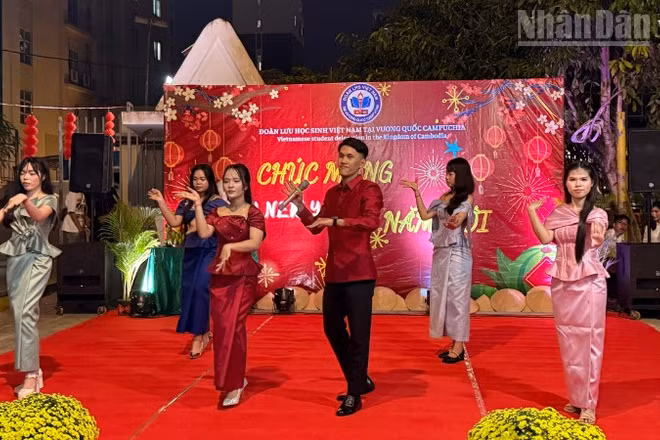 Tiết mục văn nghệ biểu diễn tại Tết Sinh viên-Chào năm mới Xuân Bính Ngọ 2026. (Ảnh: HUY VŨ)
