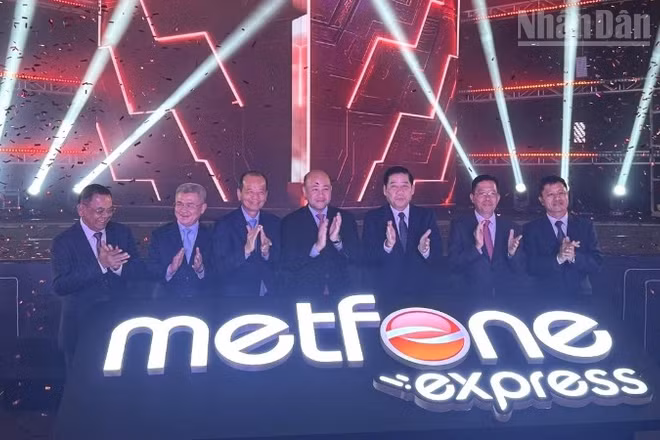 Các đại biểu tại sự kiện thực hiện nghi thức chính thức khai trương dịch vụ Metfone Express. (Ảnh: ĐINH TRƯỜNG)