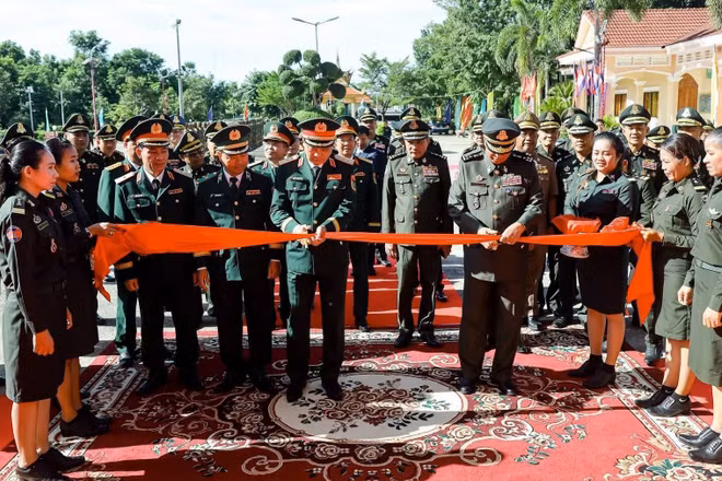 Các đại biểu hai Bộ Quốc phòng Việt Nam và Campuchia cắt băng khánh thành trụ sở mới của Sở chỉ huy Quân khu 3, Quân đội Hoàng gia Campuchia. (Ảnh: Bộ Quốc phòng Campuchia)
