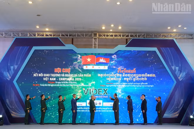 Các đại biểu thực hiện nghi thức khai mạc hội chợ. (Ảnh: ĐINH TRƯỜNG)