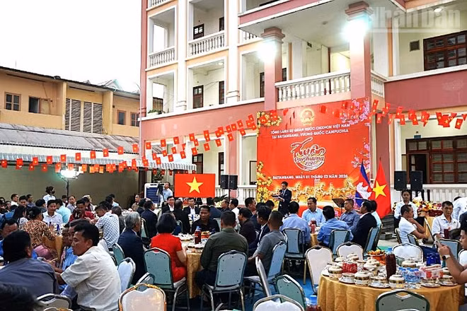 Chương trình Xuân Quê hương 2026 do Tổng Lãnh sự quán Việt Nam tại Battambang tổ chức thu hút đông đảo khách mời tham dự. (Ảnh: HUY VŨ)