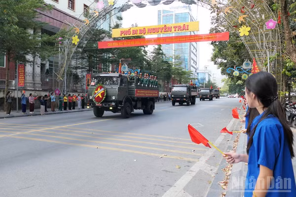 Nhân dân đứng hai bên đường đón và tiễn đưa các Anh hùng liệt sĩ về Nghĩa trang liệt sĩ Vị Xuyên. (Ảnh: KHÁNH TOÀN)