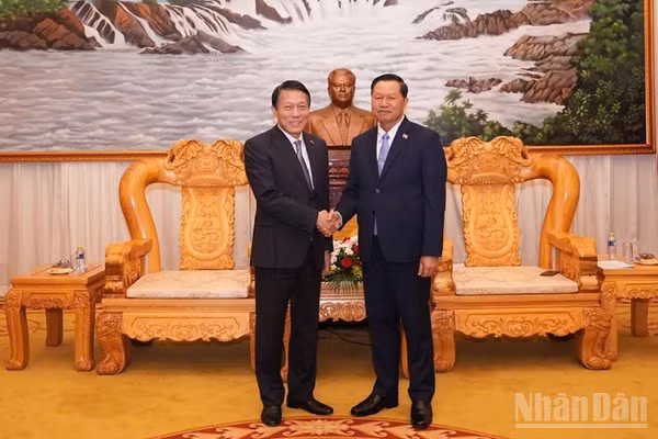 Bộ trưởng Công an Lương Tam Quang hội kiến Bộ trưởng Công an Lào Vanthong Kongmany. (Ảnh: DUY TOÀN)