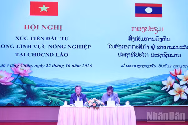 Đại sứ Nguyễn Minh Tâm và Thứ trưởng Nông nghiệp và Môi trường Lào Xaynakhone Inthavong đồng chủ trì hội nghị. (Ảnh: DUY TOÀN)