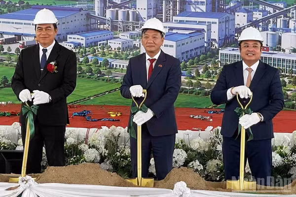 Đại sứ Nguyễn Minh Tâm cùng các đại biểu thực hiện nghi lễ động thổ tại Lễ tái khởi động dự án. (Ảnh: TRỊNH DŨNG)