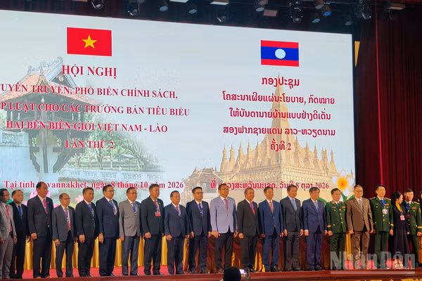 Các đại biểu chụp ảnh lưu niệm tại Hội nghị. (Ảnh: DUY TOÀN)