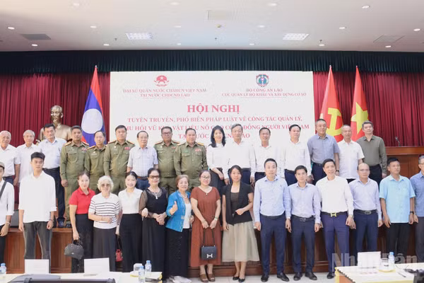 Các đại biểu chụp ảnh lưu niệm tại Hội nghị. (Ảnh: DUY TOÀN)