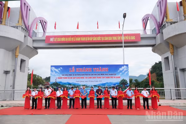 Các đồng chí lãnh đạo tỉnh Tuyên Quang cắt băng khánh thành công trình đập dâng nước tạo cảnh quan trung tâm thành phố Hà Giang (cũ). (Ảnh: KHÁNH TOÀN)