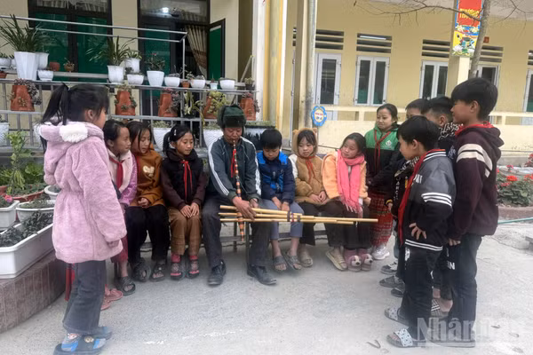 Ông Vàng Chá Thào là người có uy tín ở thôn Chúng Pả, xã Phố Bảng truyền dạy văn hóa truyền thống người H’Mông cho học sinh trên địa bàn xã. (Ảnh: KHÁNH TOÀN)