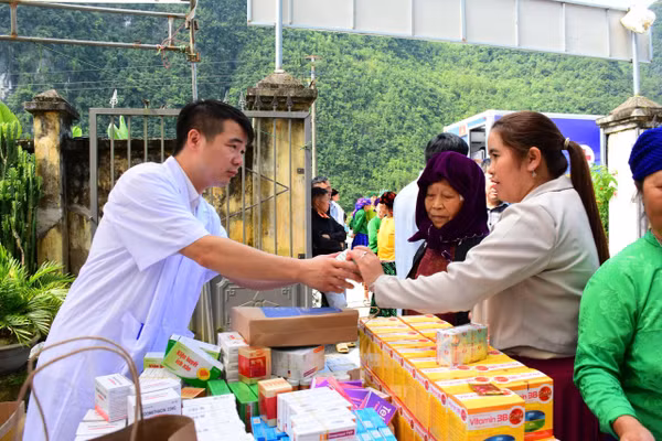 Sở Y tế tỉnh Tuyên Quang tổ chức khám, cấp phát thuốc miễn phí tại xã Phố Bảng. (Ảnh: MINH HOA)