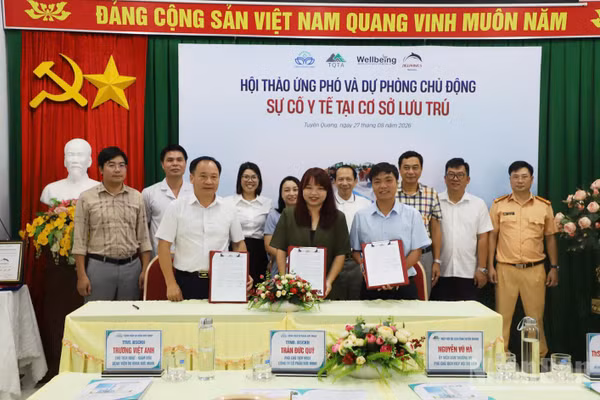 Lễ ký kết hợp tác giữa Hiệp hội Du lịch tỉnh Tuyên Quang, Bệnh viện đa khoa Đức Minh và Tổ chức Giáo dục Sức khỏe Wellbeing. (Ảnh: KHÁNH TOÀN)