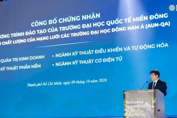 Tiến sĩ Ngô Minh Đức, Hiệu trưởng EIU phát biểu ý kiến tại buổi đón nhận Chứng nhận AUN-QA cho 4 chương trình đào tạo của trường. (Ảnh: T. Bình)