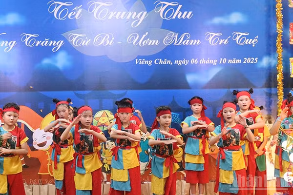 Tiết mục văn nghệ do các cháu thiếu nhi trình diễn. (Ảnh: DUY TOÀN)