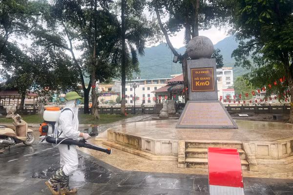 Ngay sau mưa lũ, ngành y tế tỉnh Tuyên Quang tập trung tiêu độc, khử trùng tại nơi công cộng tại phường Hà Giang 1. 