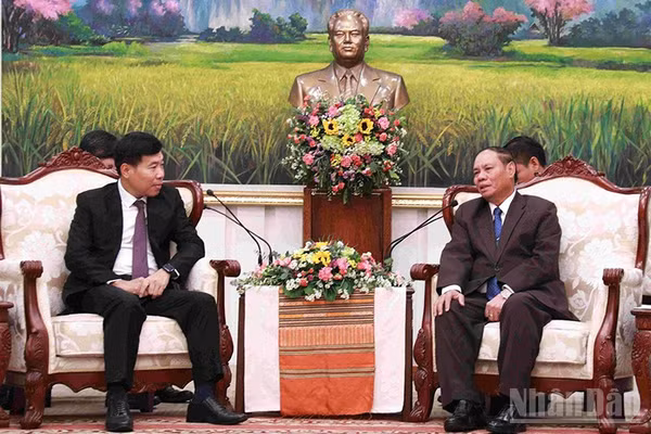 Thứ trưởng Ngoại giao Nguyễn Mạnh Cường và đồng chí Vilay Lakhamphong, Ủy viên Bộ Chính trị, Thường trực Ban Bí thư Đảng Nhân dân Cách mạng Lào (Khóa XII). (Ảnh: DUY TOÀN)