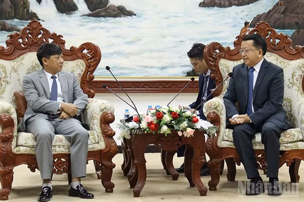 Phó Tổng Biên tập Tạp chí Cộng sản Nguyễn Ngọc Hà (bìa trái) chào xã giao Phó Trưởng ban Tuyên huấn Trung ương Đảng Nhân dân Cách mạng Lào Vansy Kuamua. (Ảnh: DUY TOÀN)
