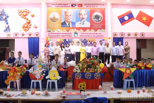 Các đại biểu chụp ảnh lưu niệm với các tác phẩm đèn ông sao của các khối tại sự kiện. (Ảnh: DUY TOÀN)