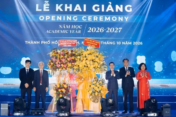 Lãnh đạo Thành phố Hồ Chí Minh trao tặng hoa chúc mừng Trường đại học Quốc tế Miền Đông khai giảng năm học mới. (Ảnh: EIU cung cấp).