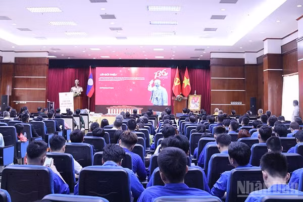 Trong khuôn khổ Lễ kỷ niệm, các đại biểu xem triển lãm số với chủ đề “Chủ tịch Hồ Chí Minh-Tinh hoa dân tộc, tầm vóc thời đại”. (Ảnh: DUY TOÀN)