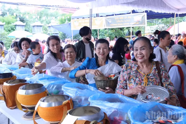 Phật tử và kiều bào người Việt thực hiện nghi lễ Tắc Bạt (cúng dường) tại buổi lễ. (Ảnh: DUY TOÀN)