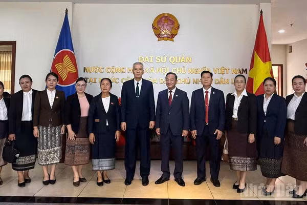 Lãnh đạo các cơ quan, đơn vị của Lào chúc mừng Đại sứ quán Việt Nam tại Lào. (Ảnh: DUY TOÀN)
