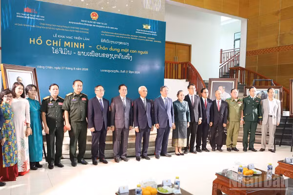 Các đại biểu chụp ảnh lưu niệm tại sự kiện. (Ảnh: TRỊNH DŨNG)