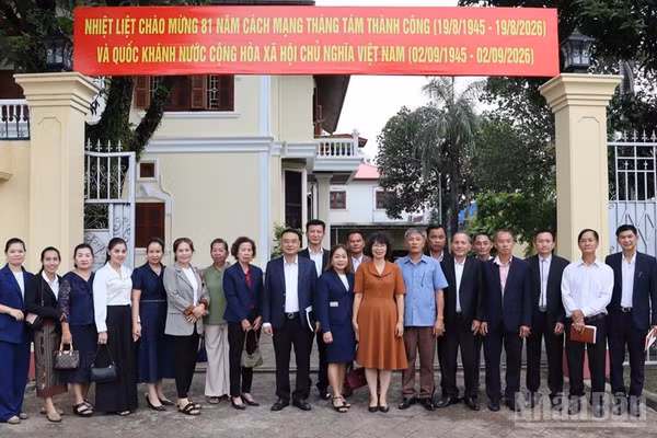 Tổng Lãnh sự Việt Nam tại Pakse Tạ Phương Dung và đại diện các Hội người Việt Nam tại 4 tỉnh nam Lào. (Ảnh: Cộng tác viên)
