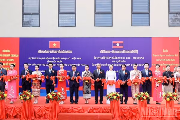 Các đại biểu cắt băng khánh thành công trình Bệnh viện Hữu Nghị Lào-Việt Nam tỉnh Houaphanh. (Ảnh: DUY TOÀN)