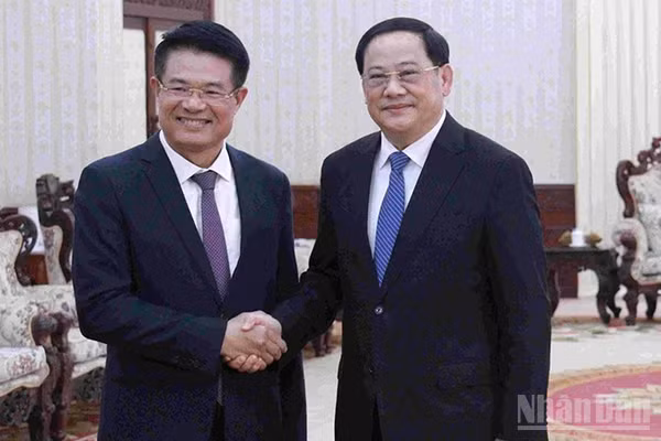 Đồng chí Nguyễn Huy Tiến, Viện trưởng Viện Kiểm sát nhân dân tối cao Việt Nam chào xã giao Thủ tướng Chính phủ Lào Sonexay Siphandone. (Ảnh: DUY TOÀN)