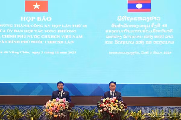 Phó Thủ tướng Lào Saleumxay Kommasith và Bộ trưởng Tài chính Việt Nam Nguyễn Văn Thắng đồng chủ trì họp báo. (Ảnh: TRỊNH DŨNG)