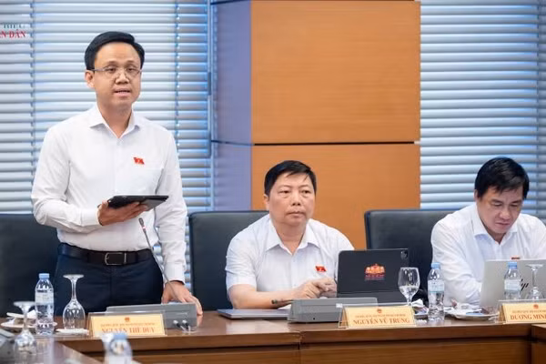 Đại biểu Quốc hội Nguyễn Thế Duy phát biểu ý kiến tại phiên thảo luận tổ của Quốc hội về dự thảo sửa đổi, bổ sung Luật Điện lực. 