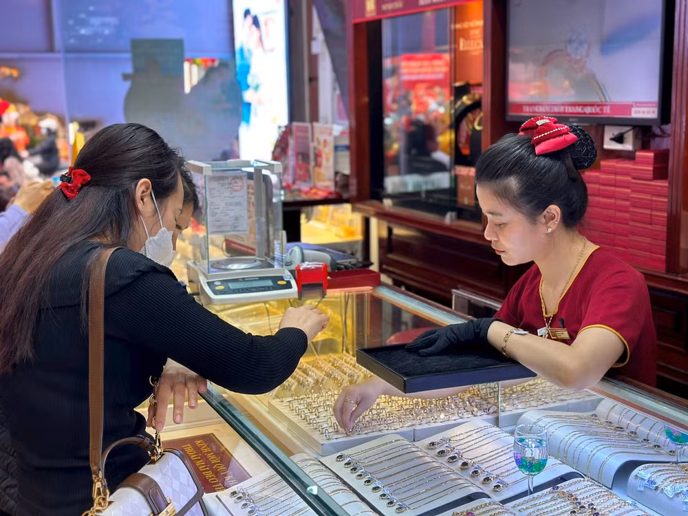 Thực tế, vàng luôn được xem là phương tiện thanh toán, tích trữ và là của để dành, là “trụ đỡ” cho niềm tin tài chính của nhiều người dân. (Ảnh Minh Phương)