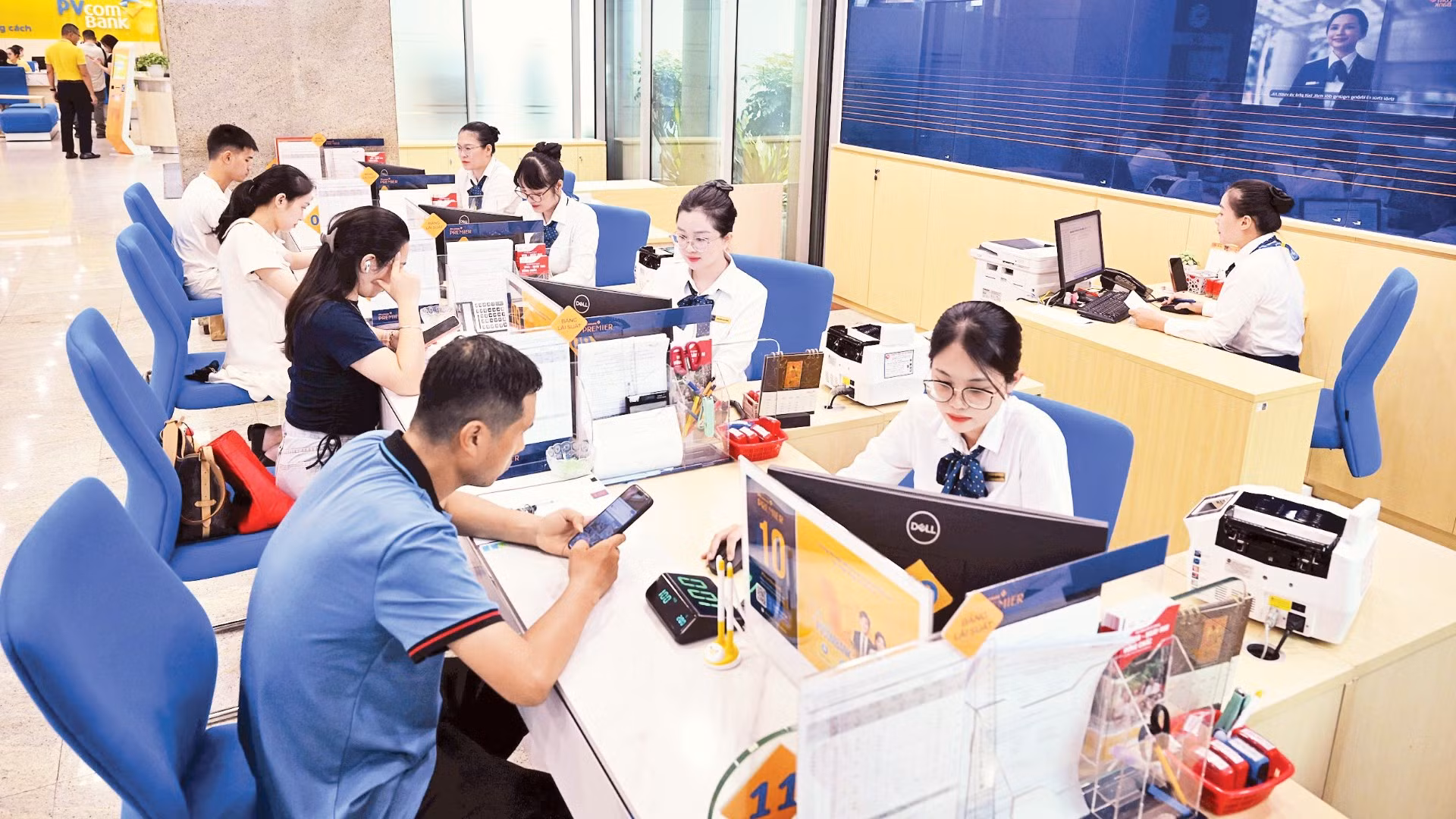 Khách hàng giao dịch tại Ngân hàng PVcomBank. (Ảnh: TRẦN HẢI)