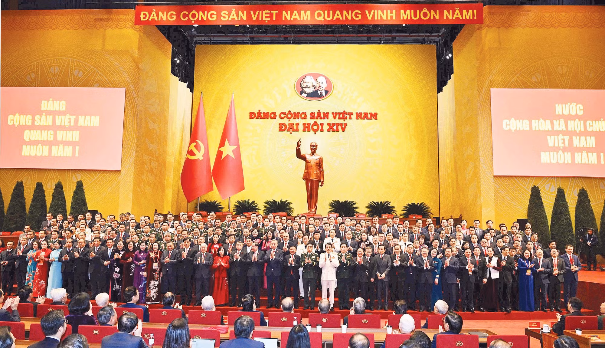 Ban Chấp hành Trung ương Khóa XIV ra mắt Đại hội XIV của Đảng. (Ảnh: TRẦN HẢI)