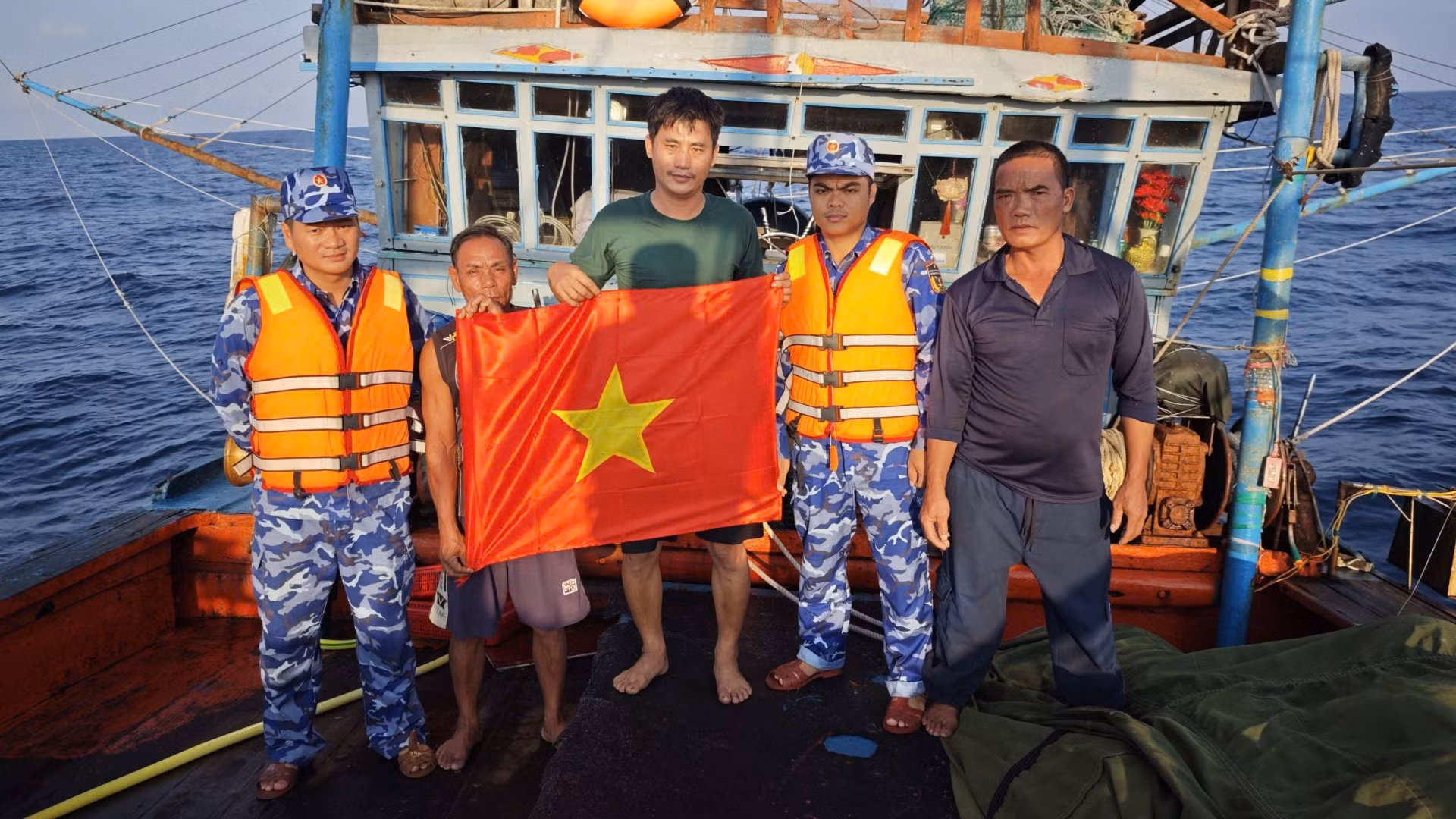 Không chỉ tuyên truyền theo kế hoạch, mỗi lần tiếp xúc, làm việc với ngư dân cũng là dịp để cảnh sát viên hướng dẫn, giải đáp những vướng mắc pháp luật phát sinh trong thực tế. (Ảnh: NGUYỄN CHÍNH)