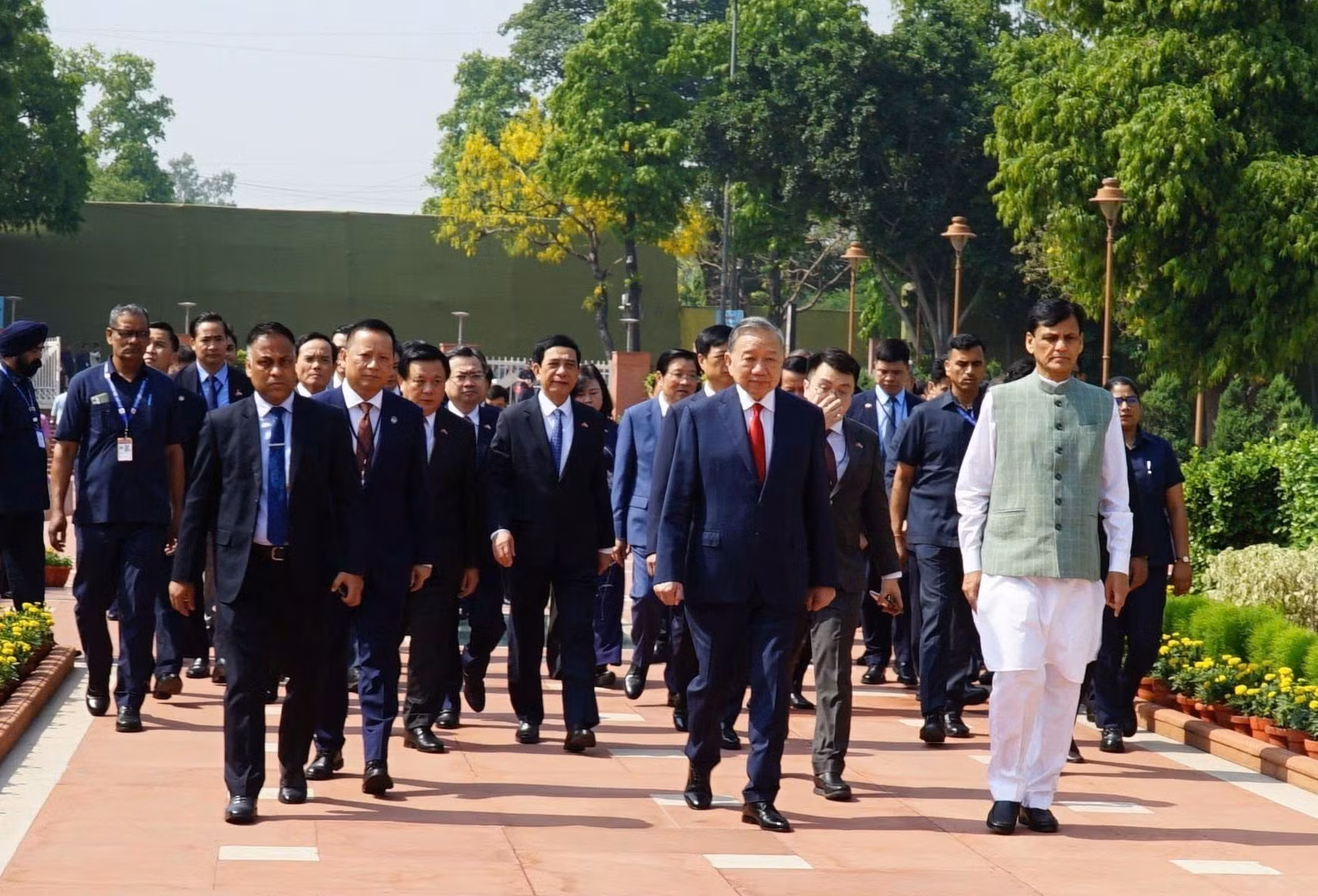 vna-potal-tong-bi-thu-chu-tich-nuoc-to-lam-dat-vong-hoa-tuong-niem-mahatma-gandhi-8743968.jpg