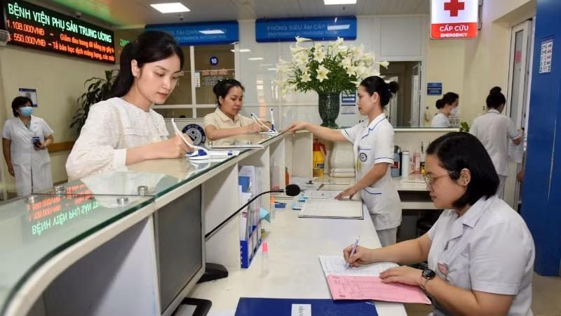 Đón tiếp người dân đến khám chữa bệnh tại Bệnh viện Phụ sản Trung ương. (Ảnh: TRẦN HẢI)