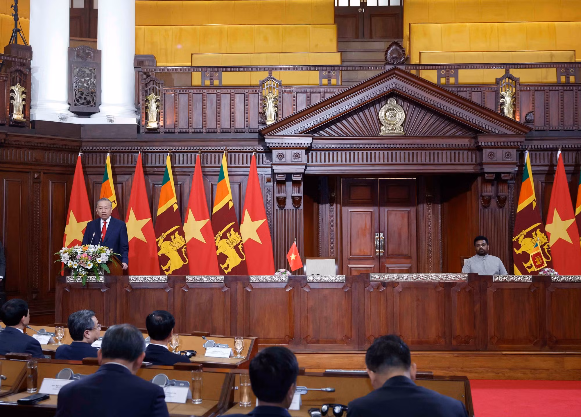 vna-potal-tong-bi-thu-chu-tich-nuoc-to-lam-va-tong-thong-anura-kumara-dissanayake-gap-go-bao-chi-8748511.jpg