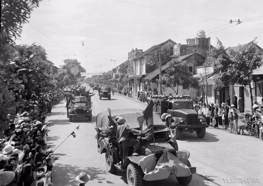 vna-potal-71-nam-giai-phong-thu-do-10101954-10102025-moc-son-ruc-ro-cua-nhan-dan-thu-do-8320173.jpg