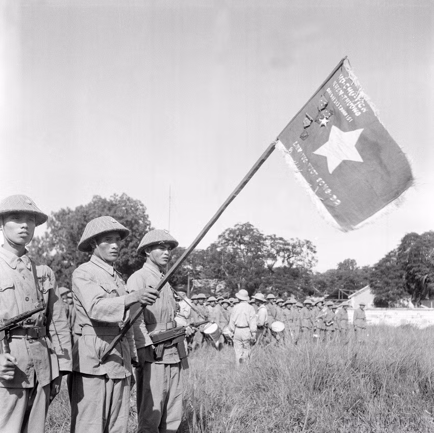 vna-potal-71-nam-giai-phong-thu-do-10101954-10102025-moc-son-ruc-ro-cua-nhan-dan-thu-do-8320183.jpg